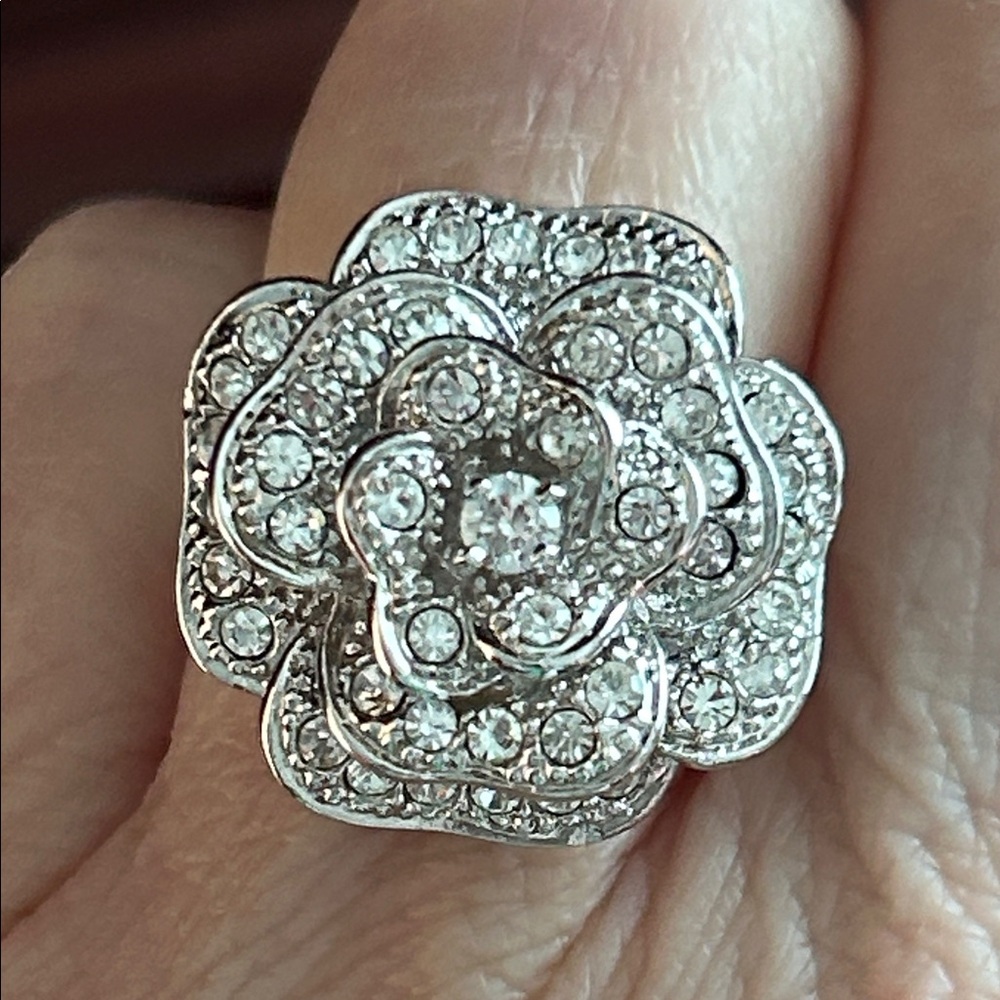 Banana Republic Silver Crystal Flower Ring #602
